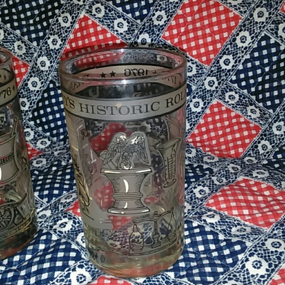 2VINTAGE 1776-1976 PHARMACY HISTORIC GLASSES. - Picture 7 of 8
